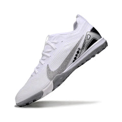 Chuteira Society TF Nike Zoom Mercurial Vapor 16 Pro Branca e Prateada Vini Infantil
