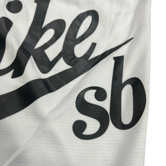 Shorts Nike SB Branco e Preto