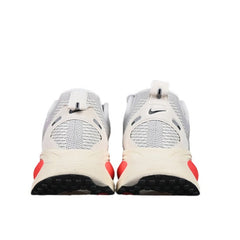 Tênis de Corrida Nike Air Zoom Vomero 18 Cinza e Vermelho