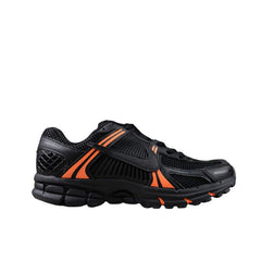Tênis de Corrida Nike Air Zoom Vomero 5 Preto e Laranja