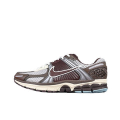 Tênis de Corrida Nike Air Zoom Vomero 5 Marrom e Cinza