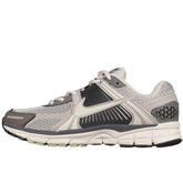 Tênis de Corrida Nike Air Zoom Vomero 5 Marrom