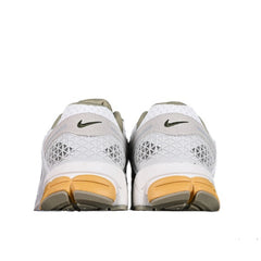 Tênis de Corrida Nike Air Zoom Vomero 5 Branco e Cinza/Amarelo