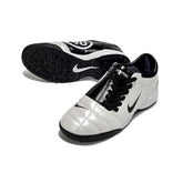 Chuteira Society TF Nike Total 90 III Branca e Preta