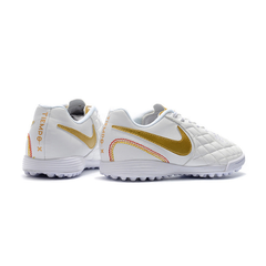 Chuteira Society TF Nike Tiempo 7 Academy Branca e Dourada