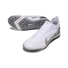 Chuteira Society TF Nike Zoom Mercurial Vapor 16 Pro Branca e Prateada Vini Infantil