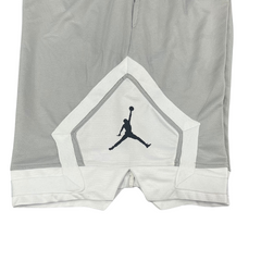 Shorts Jordan Cinza e Branco