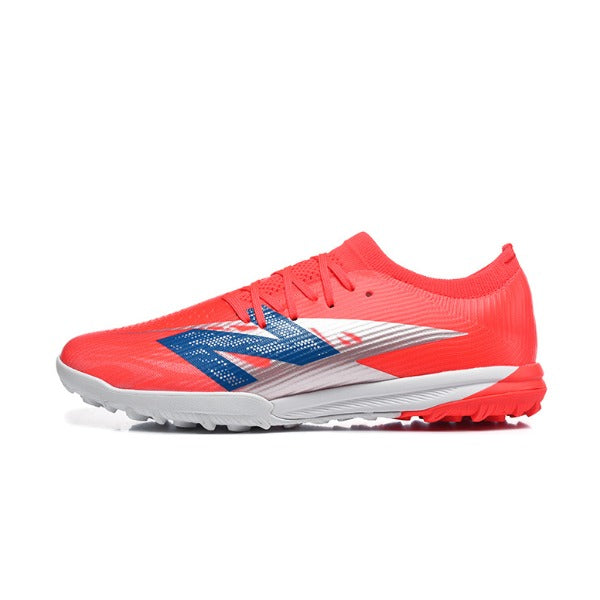 Chuteira Society TF New Balance Furon V8 Elite Rosa e Prateada