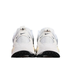 Tênis de Corrida Nike Air Zoom Vomero 18 Branco e Bege Verde