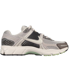 Tênis de Corrida Nike Air Zoom Vomero 5 Marrom