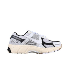 Tênis de Corrida Nike Air Zoom Vomero 5 Branco e Preto